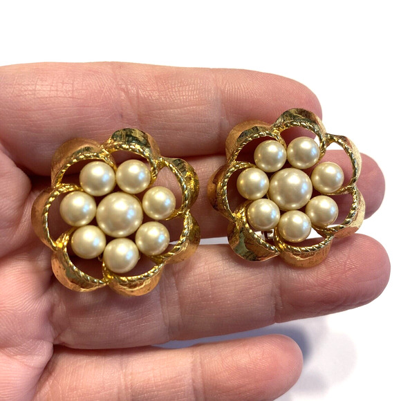 Vintage Clip On Earrings Large Textured Goldtone Rounds Pearl Beaded Center Chic - Picture 4 of 6